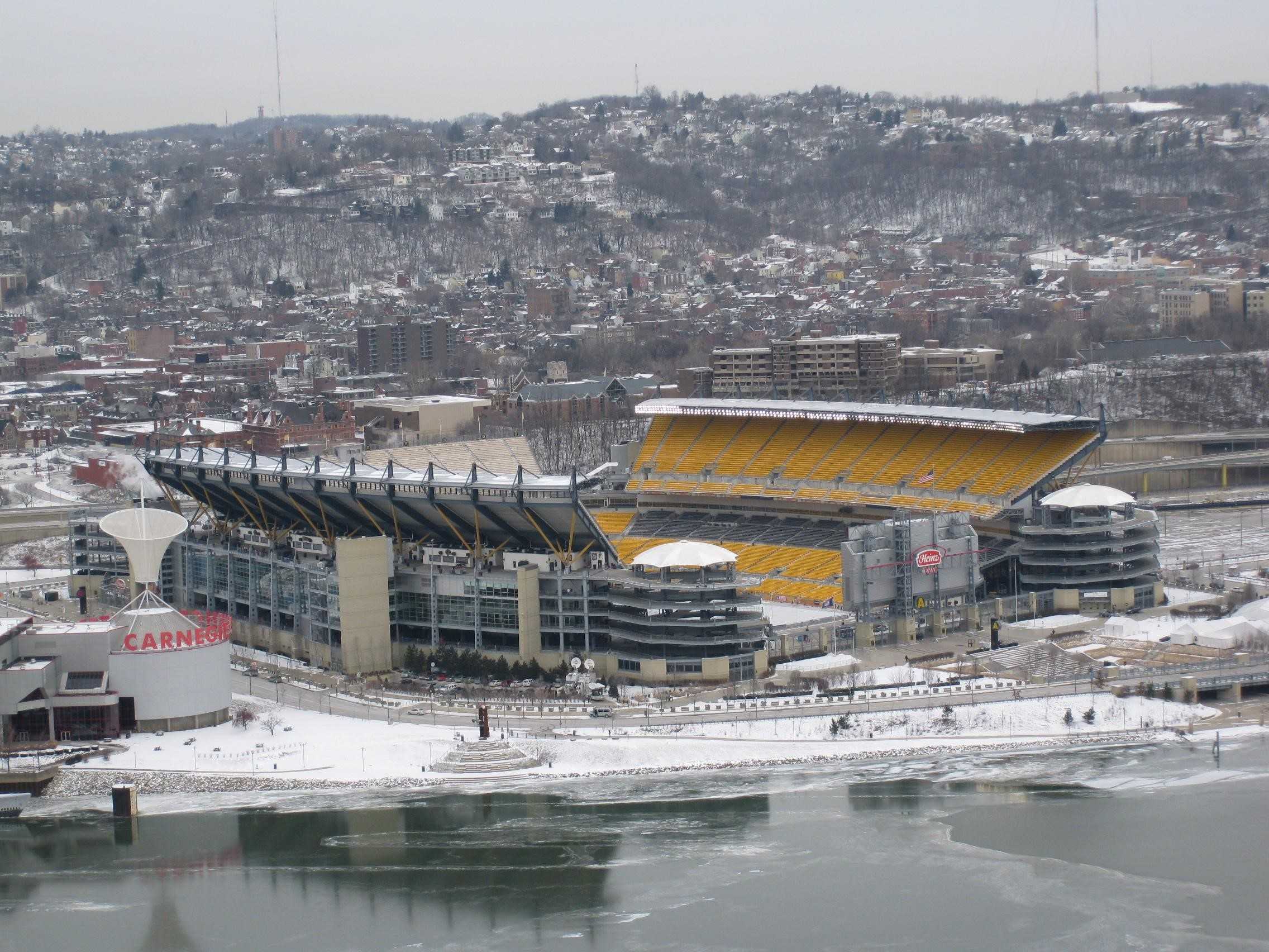 Heinz Field covered in a light snow, January 17 2009, davynin photographer, Wickemedia Commons. 